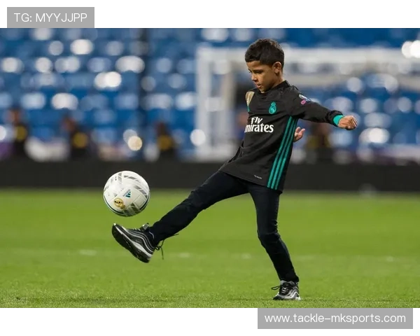 葡萄牙国家队新款球衣亮相，经典设计融合现代科技引发球迷热议